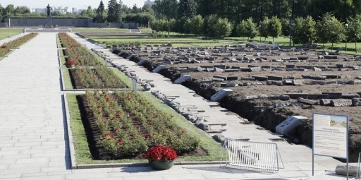На Пискаревском кладбище ведется ремонт 17 братских могил