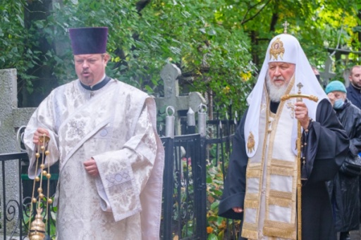 Патриарх Кирилл посетил петербургские кладбища
