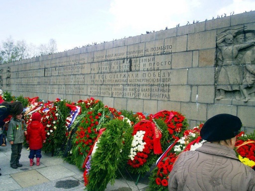 На Пискаревском кладбище открыли стелу, посвященную томичам-защитникам Ленинграда