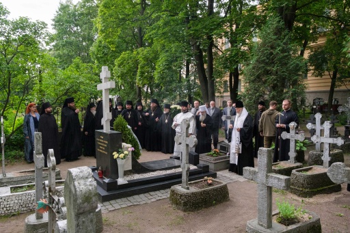 Патриарх Кирилл посетил Никольское и Большеохтинское кладбища в Санкт-Петербурге