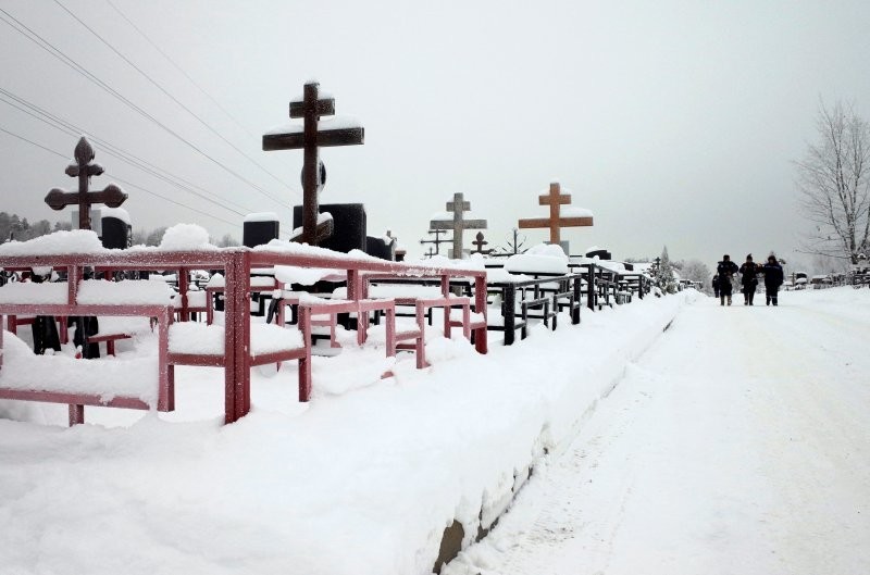 Как не замерзнуть на кладбище во время долгих похорон?